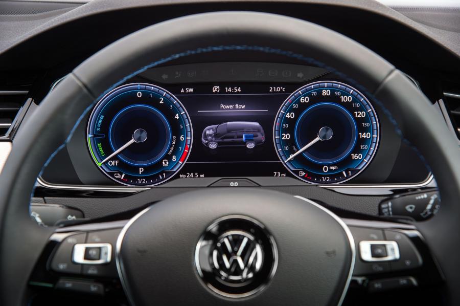 Панель приборов Volkswagen Passat Estate GTE 2016 года  (UK) (фото 20 из 30)